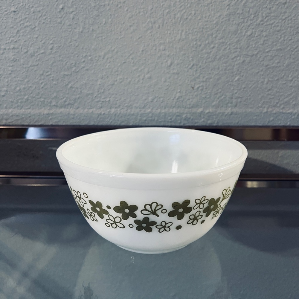 Vintage Pyrex Spring Blossom 1.5L
Mixing Bowl Retro White Avocado Daisy